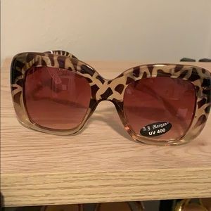 Trendy tortoise print sunglasses